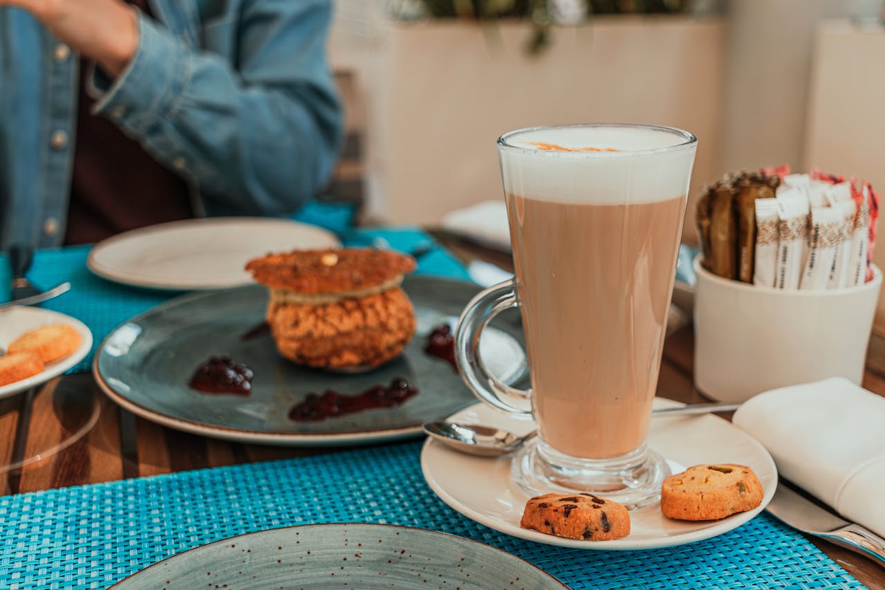 services-04 Enjoy a cozy cafe brunch in Dubai with a frothy latte and delicious pastries.